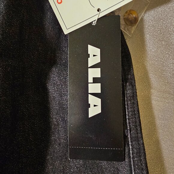 ALIA Woman's Capris - Picture 4 of 6